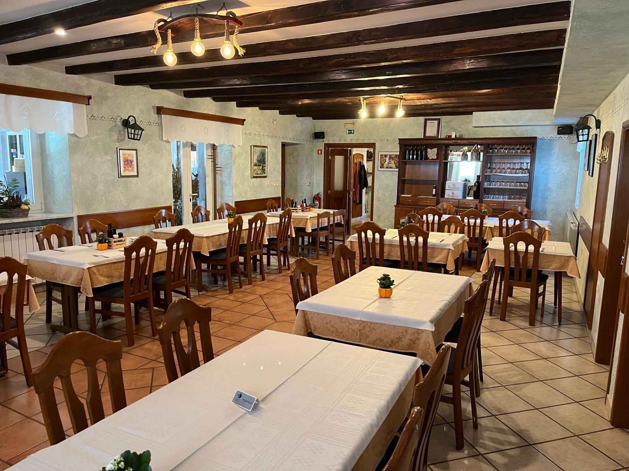 Razman Wine Rooms Gracisce Exterior photo